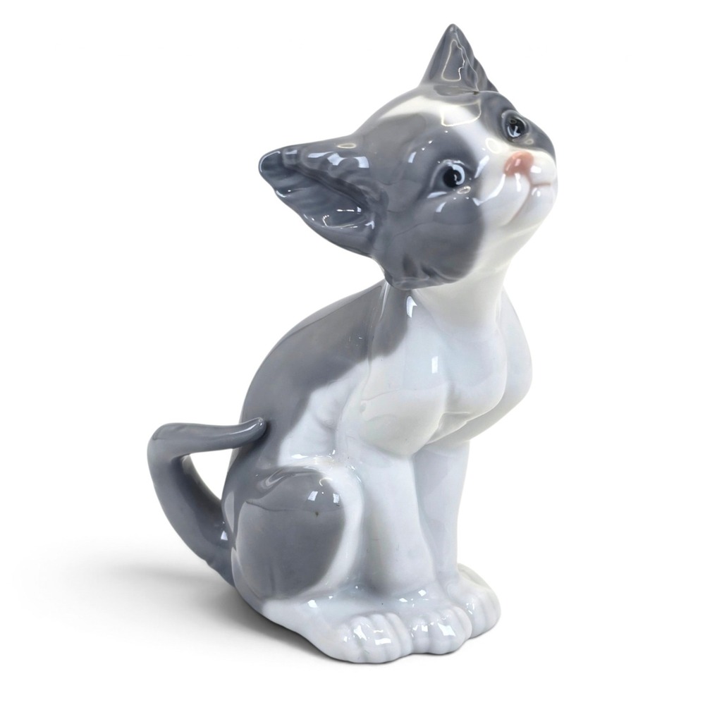 Lladro #5113 Feed Me Cat Figurine Gray White Porcelain Retired Spain 5.5in